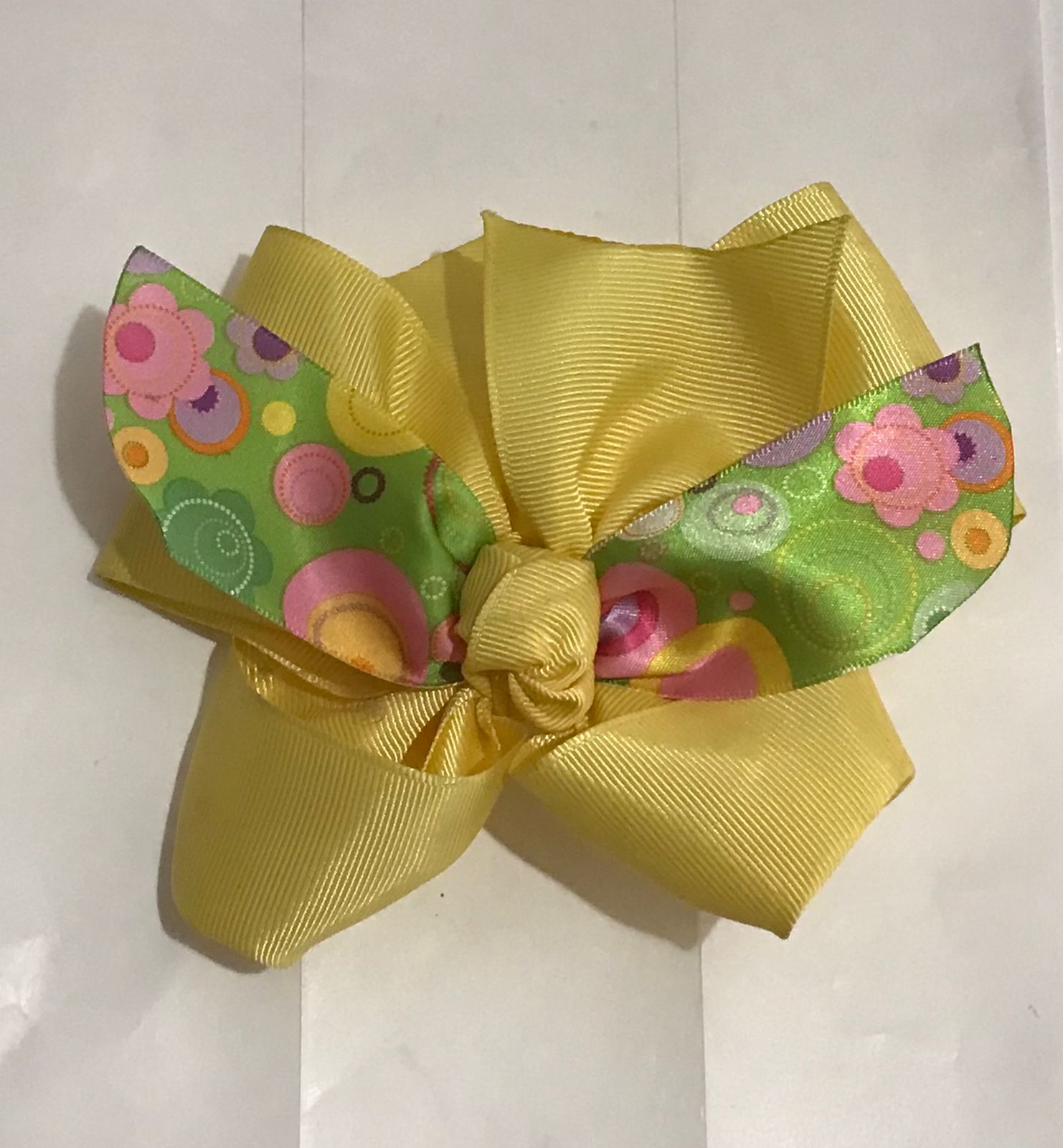 Moño Amarillo con Detalles de Flores 0036